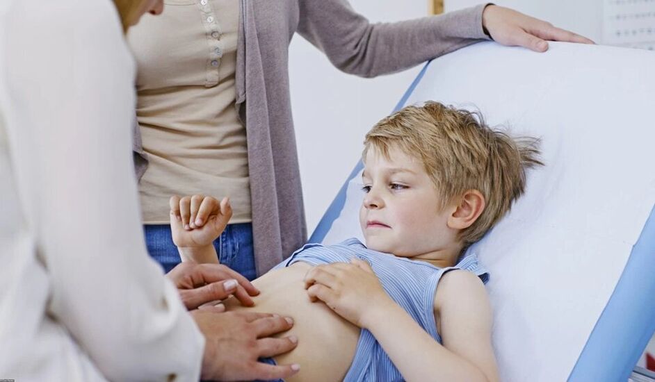 идентифициране на паразити от лекар при дете